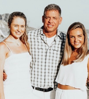 Alexa Marie Aikman with his father and sister. 